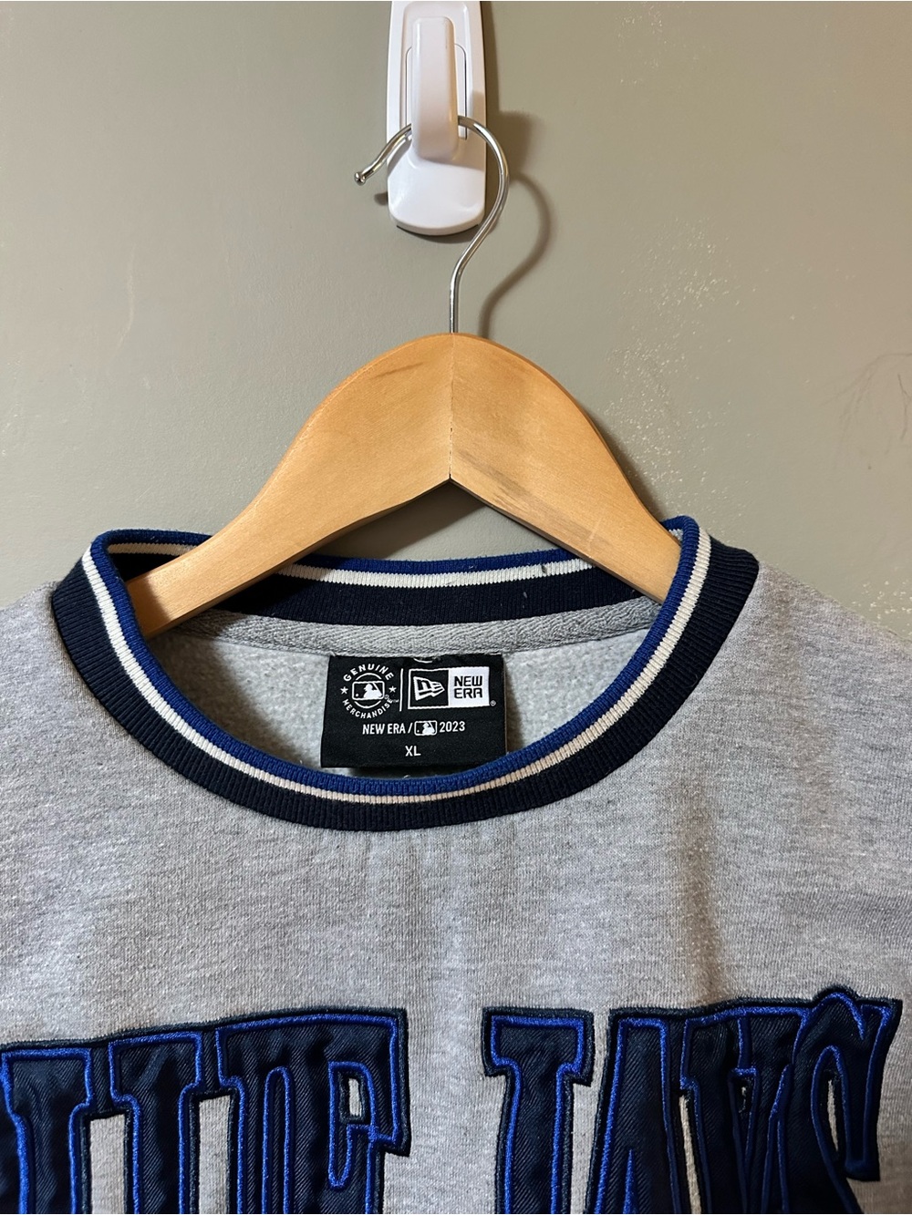 New Era Gray and Navy Toronto Blue Jays Crewneck Sweatshirt - Picture 4 of 6